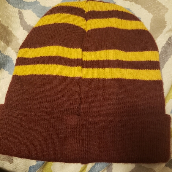 Harry Potter-Gryffindor Beanie - Picture 2 of 3